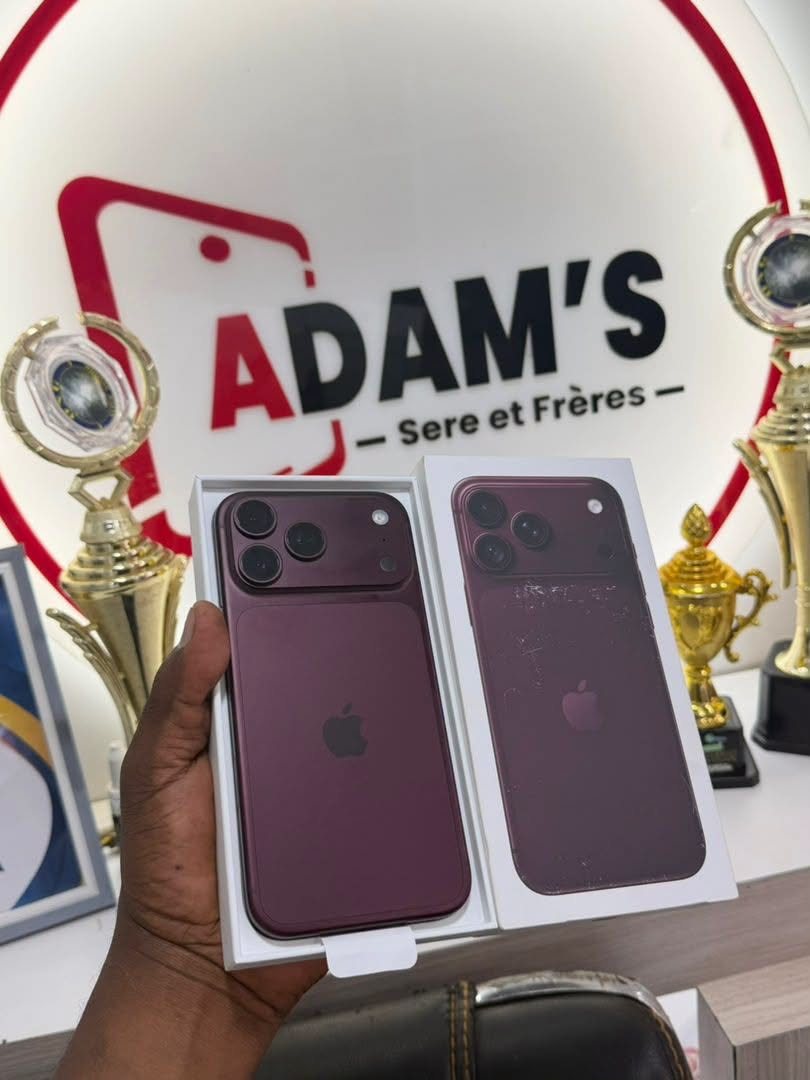 iPhone neuf dans sa boîte devant l'enseigne Adam's