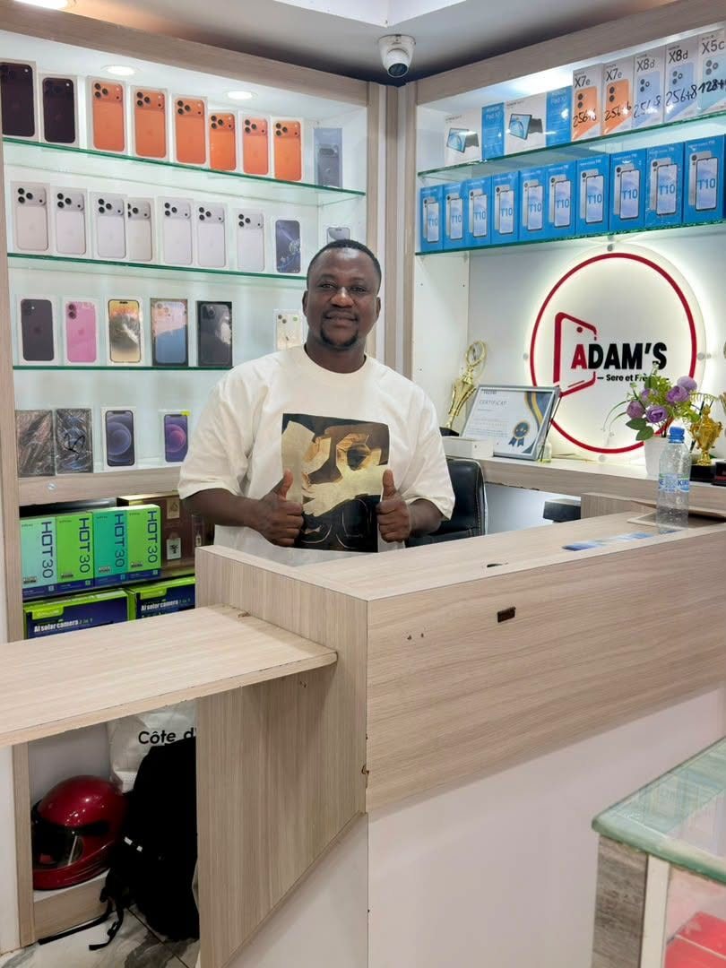 Le gérant dans la boutique Adam's